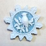 Декоративная камея "Птица и остролист", голубая